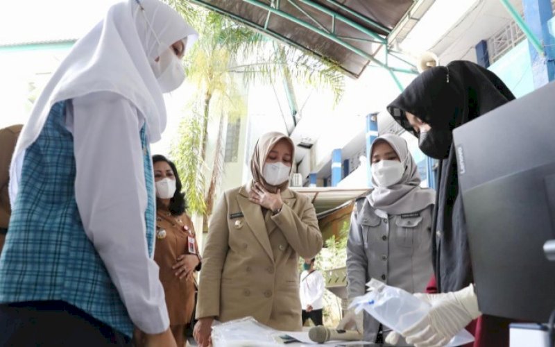 PEMANTAUAN. Wakil Wali Kota Makassar, Fatmawati Rusdi, terjun langsung memantau sekolah yang melaksanakan screening bagi siswanya menggunakan alat GeNose, Senin (1/11/2021). foto: istimewa