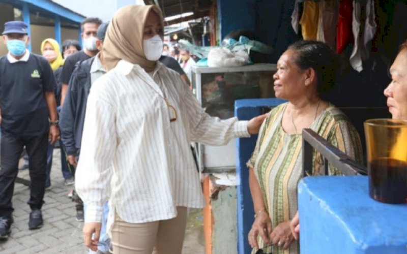 MENYAPA. Wakil Wali Kota, Fatmawati Rusdi, menyapa warga saat mengunjungi salah satu lorong wisata yang berada di Jl Bambapuang, Kelurahan Larian Bangi, Kecamatan Makassar, Kota Makassar, Jumat (5/11/2021). foto: istimewa
