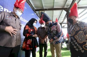 Sandiaga Uno Hadiahkan Jaket Lagosi, Minta Wawali Kembangkan Fashion Makassar