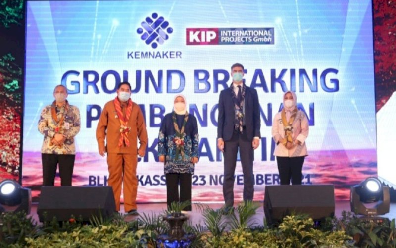 BLK MARITIM. Wakil Wali Kota Makassar Fatmawati Rusdi turut serta mendampingi Menteri Ketenagakerjaan Republik Indonesia Ida Fauziyah pada groundbreaking pembangunan BLK Maritim di Aula Syech Yusuf BLK Makassar, Selasa (23/11/2021). foto: istimewa