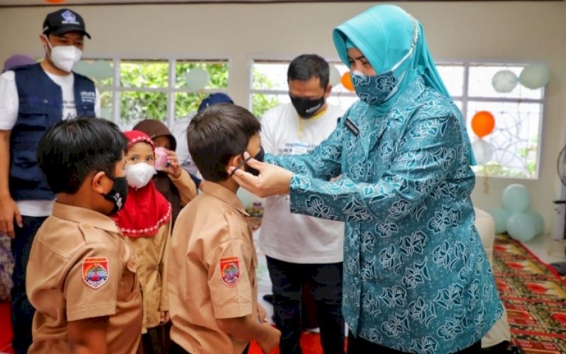 BIAS. Ketua Tim Penggerak PKK Kota Makassar, Indira Jusuf Ismail, menghadiri pencanangan kembali Bulan Imunisasi Anak Sekolah (BIAS) di SD Inpres Karunrung, Kecamatan Rappocini, Kota Makassar, Sabtu (6/11/2021). foto: istimewa