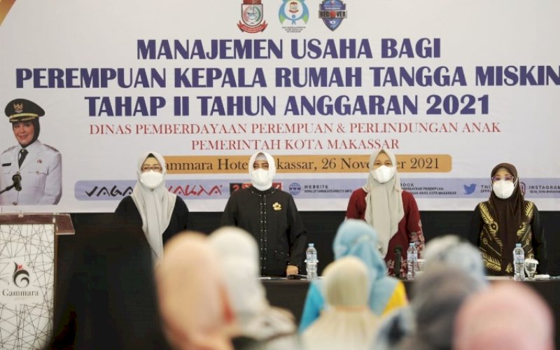 NARASUMBER. Penasehat Dharma Wanita Persatuan (DWP), Indira Jusuf Ismail (kedua kiri), selaku narasumber dalam kegiatan Manajemen Usaha bagi Perempuan Kepala Rumah Tangga Miskin tahap II Tahun Anggaran 2021 di Hotel Gammara Makassar, Jumat (26/11/2021). foto: istimewa 