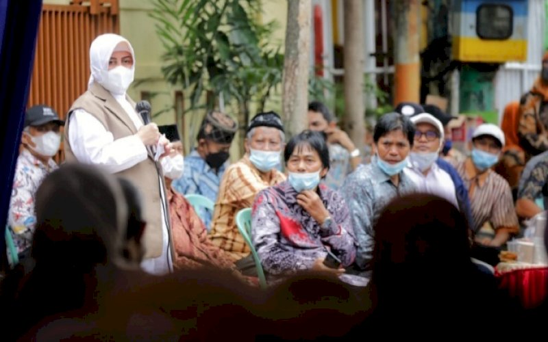 SILATURAHMI. Ketua Tim Penggerak PKK Kota Makassar, Indira Jusuf Ismail, silaturahmi bersama warga saat mengunjungi ORW 17, Kelurahan Minasa Upa, Kecamatan Rappocini, Kota Makassar, Sabtu (20/11/2021). foto: istimewa