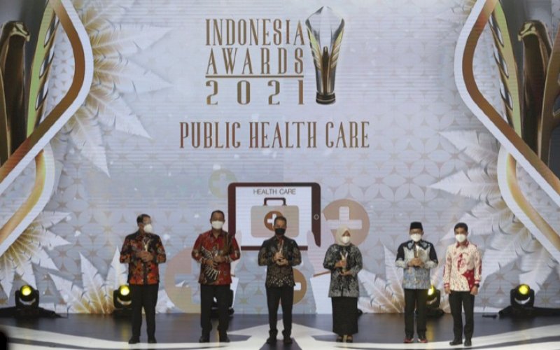PENGHARGAAN. Pemkot Makassar melalui program Makassar Recover berhasil meraih penghargaan untuk kategori pengendalian Covid-19 pada ajang Indonesian Awards 2021 kategori Public Health Care yang diadakan di MNC Inews, Jakarta, Rabu (24/11/2021). foto: istimewa 
