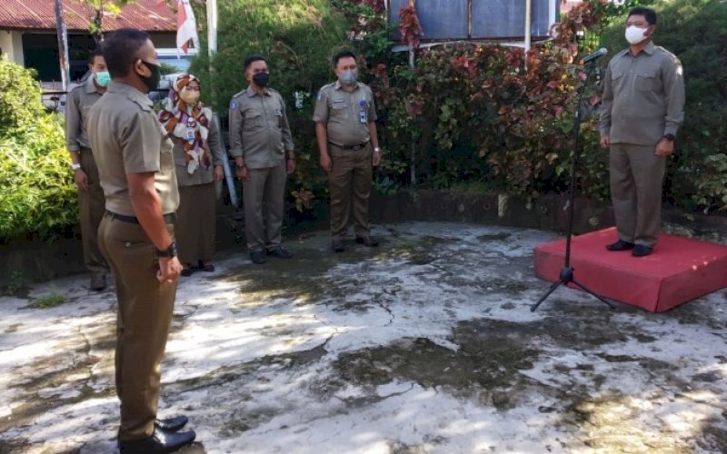 PIMPIN APEL. Direktur Utama Perumda Parkir Makassar Raya, Irham Syah Gaffar (kanan), memimpin apel pagi di halaman Kantor Perumda Parkir Makassar Raya, Senin (22/11/2021). foto: istimewa