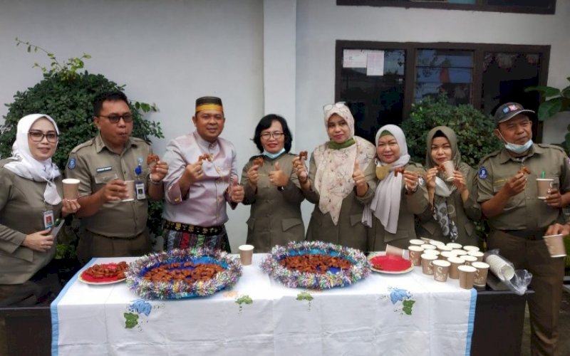 HUT MAKASSAR. Direktur Utama Perumda Parkir Makassar Raya, Irham Syah Gaffar (ketiga kiri), bersama jajarannya merayakan HUT Kota Makassar ke-414 di kantornya, Selasa (8/11/2021). foto: istimewa