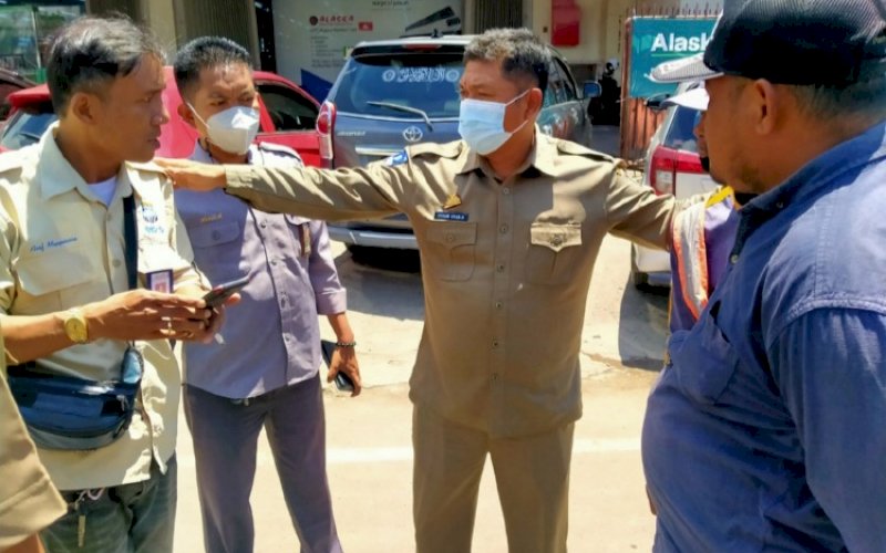 PENERTIBAN Direktur Utama Perumda Parkir Makassar Raya, Irham Syah Gaffar (kedua kanan), turun langsung melakukan penataan dan penertiban parkir di depan Toko Alasa, Jl Pengayoman, Kecamatan Panakkukang, Kota Makassar, Selasa (2/11/2021). foto: istimewa 