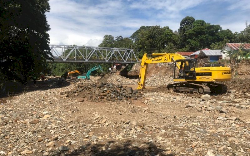 PENGERJAAN. Aktivitas alat berat di sekitar jembatan yang menghubungkan Kota Palopo dan Kabupaten Luwu ini. foto: istimewa