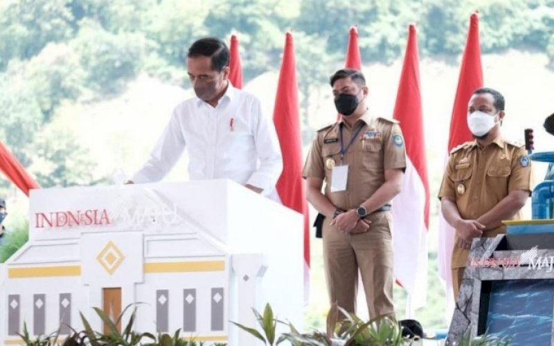 PERESMIAN. Presiden Republik Indonesia Joko Widodo didampingi Plt Gubernur Sulsel Andi Sudirman Sulaiman dan Bupati Gowa Adnan Purichta Ichsan meresmikan Bendungan Karalloe di Kabupaten Gowa, Selasa (23/11/2021). foto: istimewa