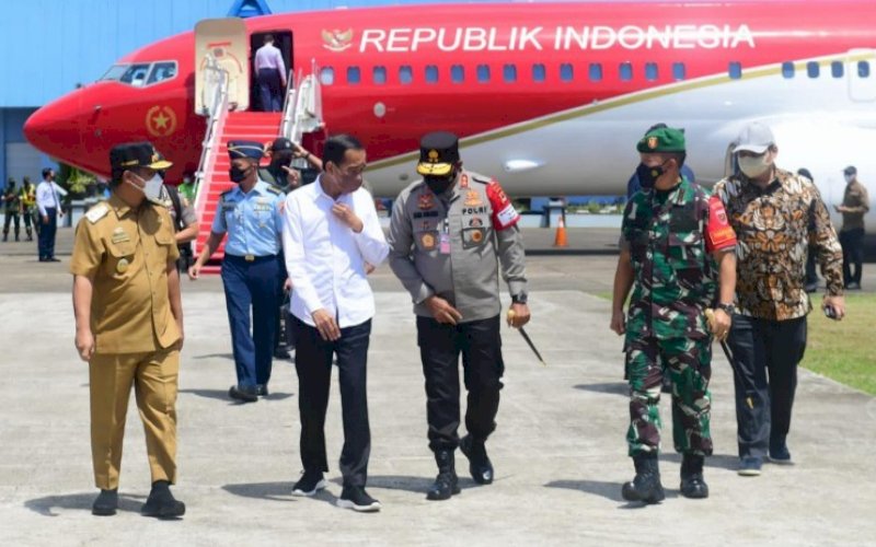 KUNJUNGAN KERJA. Presiden Republik Indonesia (RI) Joko Widodo disambut saat tiba di Bandara Internasional Sultan Hasanuddin Makassar di Kabupaten Maros, Selasa (23/11/2021). foto: istimewa