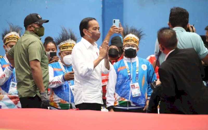 PEPARNAS. Presiden Joko Widodo saat meninjau pertandingan Peparnas XVI yang berlangsung di Papua, Sabtu (13/11/2021). foto: istimewa