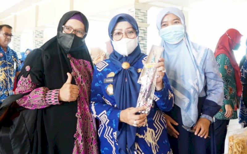 PENGEMBANGAN UMKM. Pj Sekda Kabupaten Gowa, Kamsina (tengah), saat membuka Koordinasi dan Sinkronisasi Pengembangan UMKM Kabupaten Gowa Tahun 2021 di Permandian Je'netallasa Sileo, Desa Paraikatte, Kecamatan Bajeng, Kabupaten Gowa, Jumat (12/11/2021). foto: istimewa