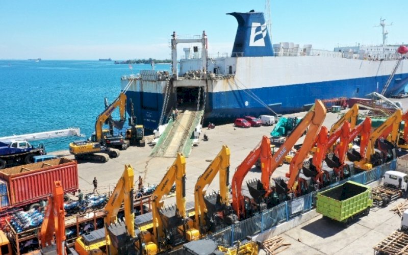 BONGKAR MUAT. Kegiatan bongkar muat Kapal Ro-Ro di Pelabuhan Makassar. foto: istimewa 