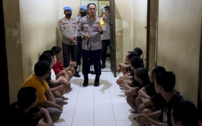 PENGECEKAN. Kapolres Palopo, AKBP Muh Yusuf Usman, melakukan pengecekan rutin terhadap tahanan di Mapolres Palopo, Rabu (24/11/2021). foto: istimewa