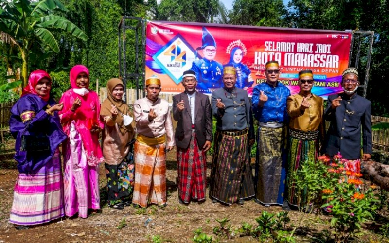 PERESMIAN. Warga ORW V Tamalanrea Indah memanen hasil kebun saat acara peresmian kebun bersama kelompok Wanita Tani Asri di BTN Asal Mula, Kota Makassar, Selasa (9/11/2021). Dalam rangka HUT Kota Makassar ke-414 kebun bersama untuk warga ini, diresmikan langsung Lurah Tamalanrea Indah, Ibrahim, serta langsung menikmati hasil panen. foto: istimewa