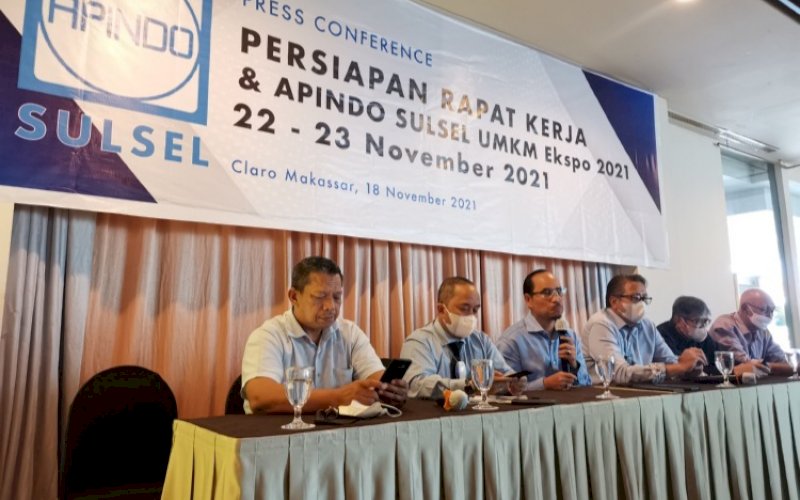 BERI KETERANGAN. Ketua Apindo Provinsi Sulsel La Tunreng (ketiga kiri) dan Ketua Panitia UMKM Ekspo 2021 Anggiat Sinaga (kedua kiri) bersama jajaran pengurus Apindo Sulsel memberikan keterangan saat konferensi pers di Hotel Claro Makassar, Kamis (18/11/2021). foto: istimewa
