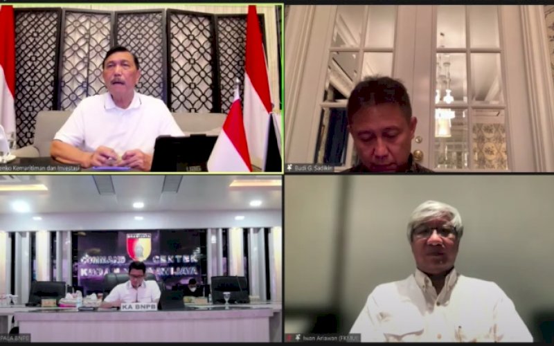 KETERANGAN PERS. Menko Marves Luhut Binsar Pandjaitan, Menkes Budi Gunadi Sadikin, Ketua Satgas Covid-19 Suharyanto, dan Epidemiologi FKM UI Iwan Ariawan dalam Keterangan Pers mengenai Respons Pemerintah Dalam Menghadapi Varian Omicron secara virtual, Minggu (28/11/2021). foto: istimewa