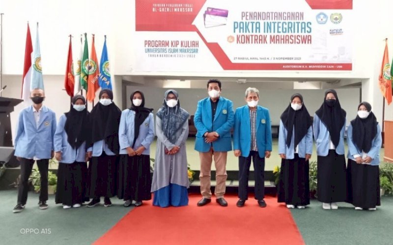 BEASISWA KIP. Penandatanganan pakta integritas dan kontrak mahasiswa UIM penerima beasiswa Kartu Indonesia Pintar (KIP) di Auditorium KH Muhyiddin Zain UIM, Kamis (4/11/2021). foto: istimewa