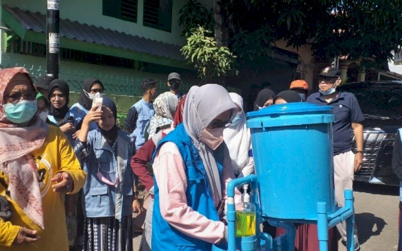 BANTUAN. Rektor UIM, DR Ir Hj Andi Majdah M Zain MSi, saat penyerahan bantuan karya mahasiswa KKN UIM berupa hand sanitizer, masker, penyuling air bersih, cuci tangan, bibit tanaman, dan papan bicara di pelataran Masjid Nurul Hassan Tamalanrea dan Yayasan Al Ashar Timur-timur Sudiang, Kota Makassar, Minggu (7/11/2021). foto: istimewa