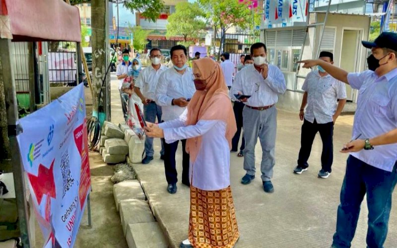 SCAN BARCODE. Rektor UIM, DR Ir Hj Andi Majdah M Zain, melakukan scan barcode saat lauching penggunaan aplikasi PeduliLindungi untuk akses masuk dan keluar kampus UIM. Senin (8/11/2021). foto: istimewa 