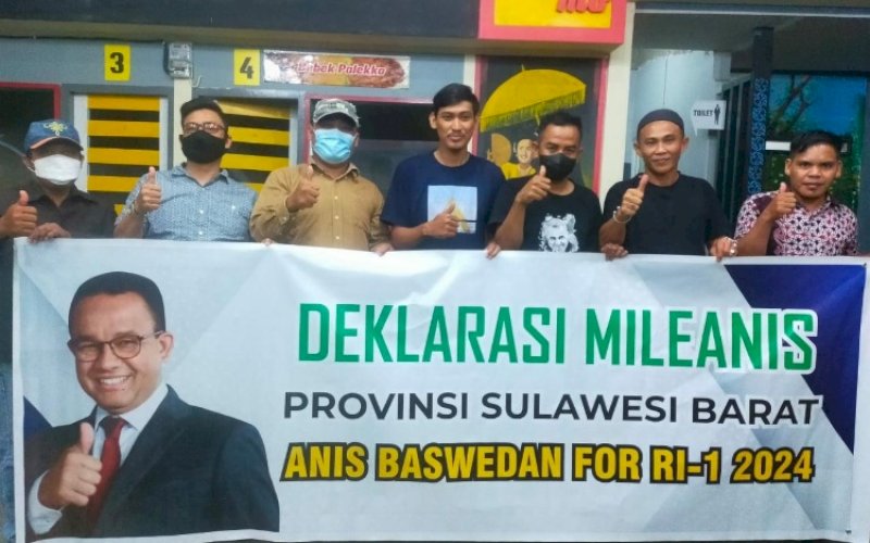 DEKLARASI. Komunitas Mileanis Sulbar 24 mendeklarasikan Gubernur DKI Jakarta, Anies Rasyid Baswedan maju sebagai bakal calon Presiden Republik Indonesia pada Pemilihan Presiden 2024 mendatang di caf&eacute; yang terletak di Jl Yos Sudarso, Pantai Manakarra Mamuju, Sulbar, Minggu (7/11/2021) malam. foto: istimewa