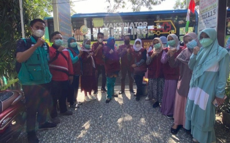 VAKSINASI. Suasana pelaksanaan vaksinasi dengan menggunakan mobile vaccinator menyasar warga Kabupaten Jeneponto, Jumat (12/11/2021). foto: istimewa