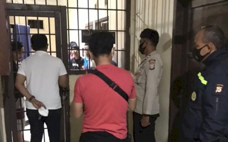 SIDAK. Kapolres Palopo, AKBP Muh Yusuf Usman (kiri), berbincang dengan tahanan saat melakukan sidak ke Polsek Wara untuk melihat kondisi penjagaan, Sabtu (20/11/2021) malam. foto: istimewa