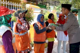 Kapolres Palopo Sempatkan Ngobrol dan Bagikan Beras ke Petugas Kebersihan