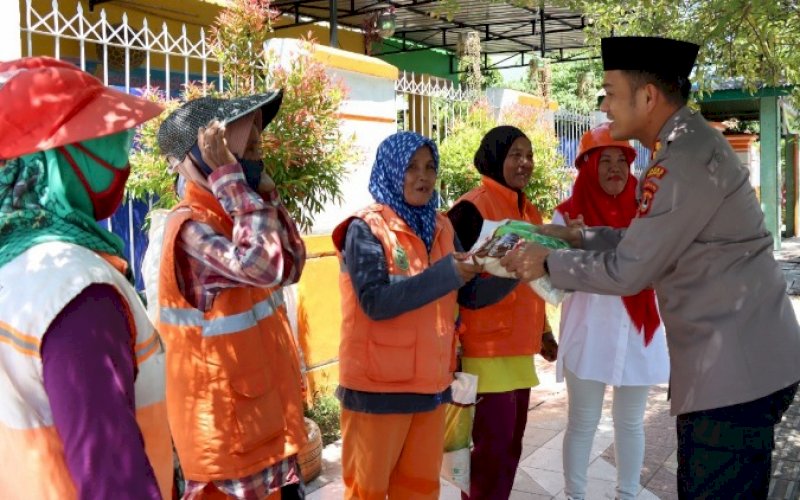 MENYAPA. Kapolres Palopo, AKBP Muh Yusuf Usman, menyapa ibu-ibu petugas kebersihan di Jl Samiun, depan Kantor PMI Kota Palopo, Sabtu (27/11/2021). foto: istimewa