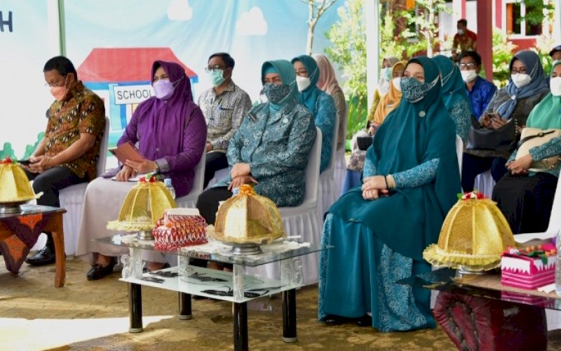 BIAS. Plt Ketua TP PKK Provinsi Sulsel Naoemi Octarina (kanan) bersama Ketua TP PKK Kota Makassar Indira Jusuf Ismail menghadiri pencanangan kembali Bulan Imunisasi Anak Sekolah (BIAS) Provinsi Sulsel yang dilaksanakan di SD Inpres Karunrung, Kota Makassar, Sabtu (6/11/2021). foto: istimewa 