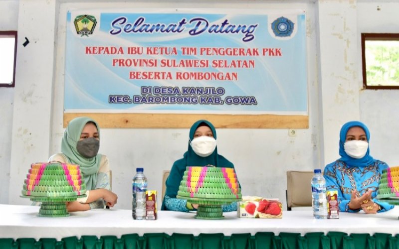 KUNJUNGAN. Plt Ketua TP PKK Sulsel Naoemi Octarina (tengah) didampingi Ketua PKK Gowa Priska Paramita Adnan (kiri) saat melakukan kunjungan dan memberikan bantuan paket sembako kepada anak stunting dan gizi buruk di Desa Kanjilo, Kecamatan Barombong, Kabupaten Gowa, Jumat (19/11/ 2021). foto: istimewa