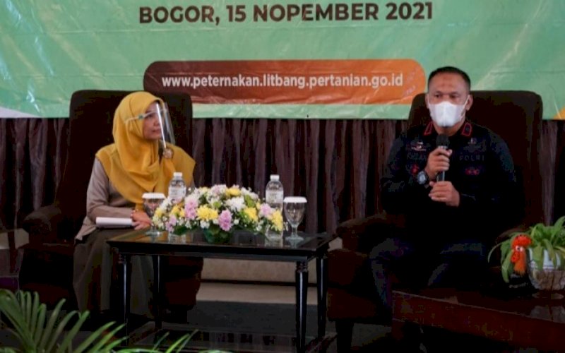 FGD. Komandan Batalyon C Pelopor Kompol Nur Ichsan (kanan) mewakili Komandan Satuan Brimob Polda Sulsel Kombes Pol Muhammad Anis PS pada Apresiasi Peternak Sukses dan Focus Group Discussion (FGD) yang digelar Badan Penelitian dan Pengembangan Pertanian melalui Pusat Penelitian dan Pengembangan Peternakan Kementerian Pertanian di Hotel Royal Bogor, Provinsi Jawa Barat, Senin (15/11/2021). foto: istimewa