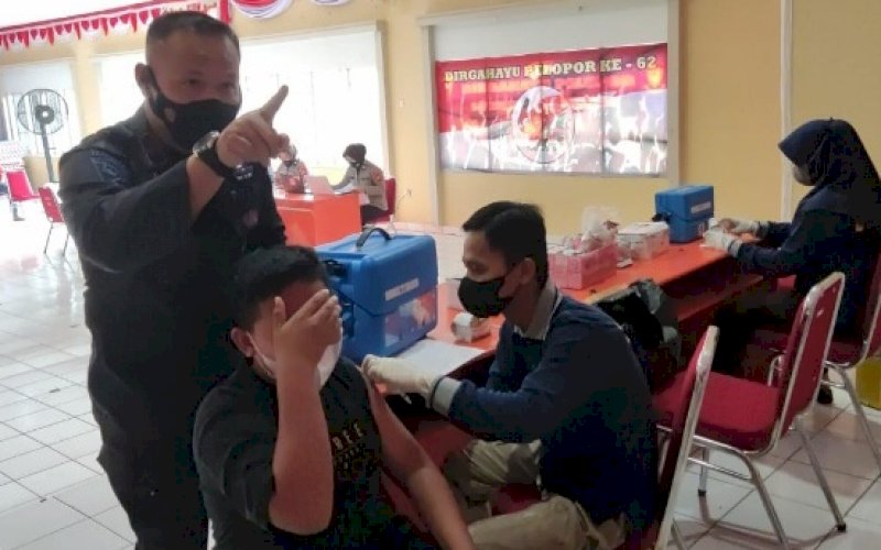 VAKSINASI. Danyon C Pelopor&nbsp; Sat Brimob Polda Sulsel, Kompol Nur Ichsan, memantau jalannya Serbuan Vaksin Covid-19 di Aula Mako Yon C Pelopor, Jl MH Thamrin, Kelurahan Ta&rsquo;, Kecamatan Tanete Riattang Watampone, Kabupaten Bone, Minggu (7/11/2021). foto: istimewa