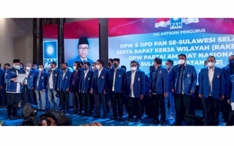 PELANTIKAN. Ketua Umum DPP PAN, Zulkifli&nbsp;Hasan, resmi melantik pengurus DPW PAN&nbsp;Sulsel dan seluruh DPD PAN se-Sulsel di Hotel Claro Makassar, Senin (22/11/2021). foto: istimewa