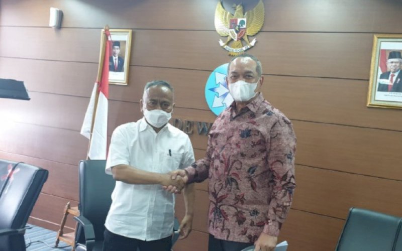 SERAH TERIMA. Serah terima pimpinan sidang dari anggota yang tertua Atal S Depari kepada Ketua BPPA terpilih Syafril Nasution. foto: istimewa