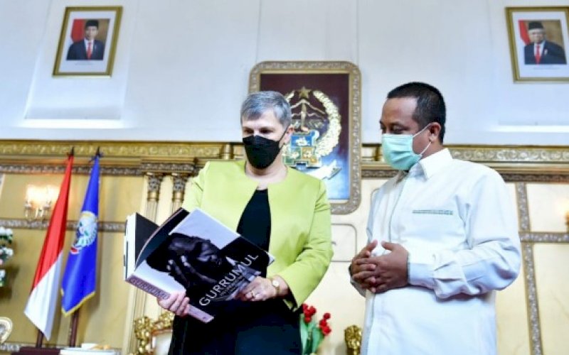 DISKUSI SANTAI. Plt Gubernur Sulsel Andi Sudirman Sulaiman berdiskusi santai dengan Duta Besar Australia untuk Indonesia Penny Williams PSM di Rumah Jabatan Gubernur Sulsel, Minggu (31/10/2021). foto: istimewa