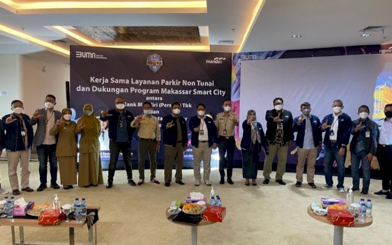 KERJA SAMA. Kerja sama layanan parkir non tunai dan dukungan program Makassar Smart City antara Bank Mandiri dengan Perumda Parkir Makassar Raya di Kantor Bank Mandiri Makassar, Selasa (16/11/2021). foto: istimewa