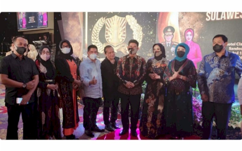 PISAH SAMBUT. Ketua Dewan Pembina Ormas Legend Kiwal, Andi Herlin, bersama rombongan menghadiri malam pisah sambut Kapolda Sulsel dari Irjen Pol Merdisyam digantikan Irjen Pol Nana Sujana di Ballroom Sandeq Hotel Claro Makassar, Selasa (16/11/2021) malam. foto: istimewa