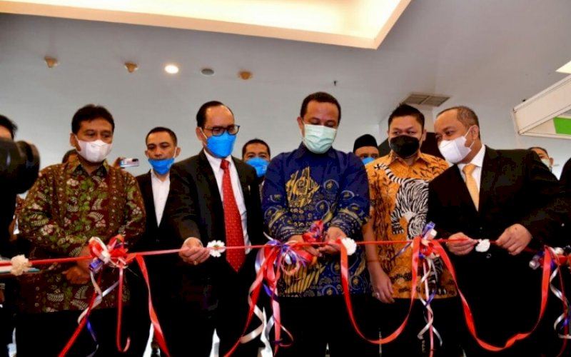 PEMBUKAAN. Gubernur Sulsel Andi Sudirman Sulaiman didampingi Ketua Umum DPN Apindo Hariyadi Sukamdani, Ketua DPP Apindo Sulsel La Tunreng, serta Ketua Panitia Rakerkonprov dan UMKM Ekspo Apindo Sulsel 2021 Anggiat Sinaga membuka Rakerkonprov dan UMKM Ekspo Apindo Sulsel 2021 di Claro Makassar, Senin (22/11/2021). foto: istimewa