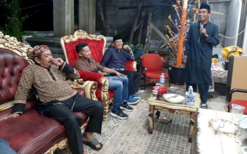 MAULID. Ketua DPRD Kota Makassar, Rudianto Lallo, menghadiri peringatan Maulid Nabi Muhammad SAW yang digelar Komunitas Anak Rakyat di Kingdom of Paccellekang, Desa Paccellekang, Kecamatan Pattallassang, Kabupaten Gowa, Minggu (7/11/2021). foto: doelbeckz/pluz.id