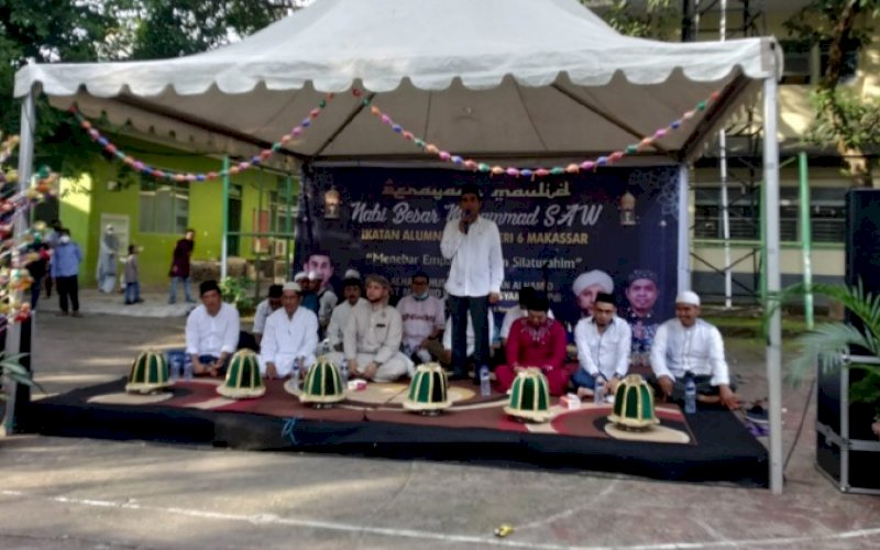 MAULID. Ketua Umum IKA SMAN 6 Makassar, Rudianto Lallo, memberikan sambutan pada acara Maulid Nabi Muhammad SAW yang digelar IKA SMAN 6 Makassar, Sabtu (6/11/2021). foto: istimewa