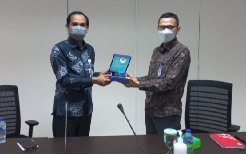 UNDANGAN. Ketua Dewan Pendidikan Kota Makassar, Rudianto Lallo (kiri), saat berada di Kemdikbudristek mengundang Mendikbudristek Nadiem Anwar Makarim menghadiri malam Anugerah Guru Inspiratif, Kamis (4/11/2021). foto: istimewa