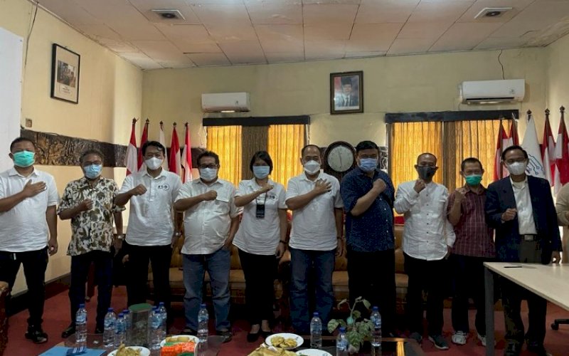 SILATURAHMI. Ketua Umum SMSI Pusat, Firdaus, bersama pengurus lainnya, menerima kunjungan mitra kerja dari kalangan Mabes Polri, yakni Badan Intelijen Keamanan (Baintelkam) di kantor pusatnya, Jl Veteran II No 7C, Jakarta Pusat, Rabu (17/11/ 2021). foto: istimewa