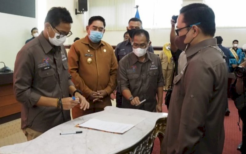 PELANTIKAN. Menparekraf Sandiaga Salahuddin Uno, menghadiri pelantikan pengurus BPPD Provinsi Sulsel periode 2021 hingga 2023 diketuai Andry S Arief Bulu yang dilakukan Sekda Provinsi Sulsel Abdul Hayat Gani di Ruang Rapat Pimpinan (Rapim) Kantor gubernur Sulsel, Selasa (23/11/2021). foto: istimewa