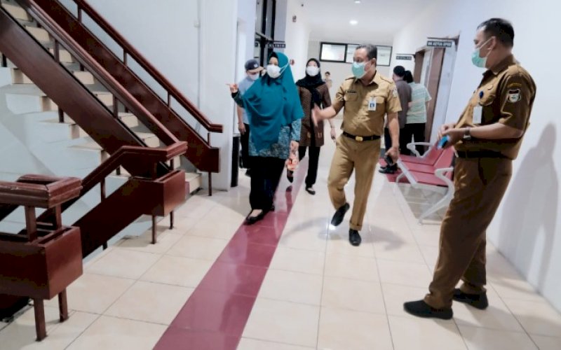 PENILAIAN. Tim penilai kebersihan lingkup Pemkot Makassar berkunjung ke Sekretariat DPRD Kota Makassar, Selasa (2/11/2021). foto: istimewa