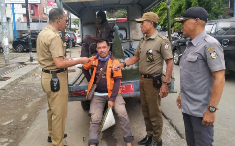 PATROLI. TRC Perumda Parkir Makassar Raya melakukan kegiatan patroli di beberapa titik lokasi melakukan koordinasi dengan para juru parkir, Senin (29/11/2021). foto: istimewa