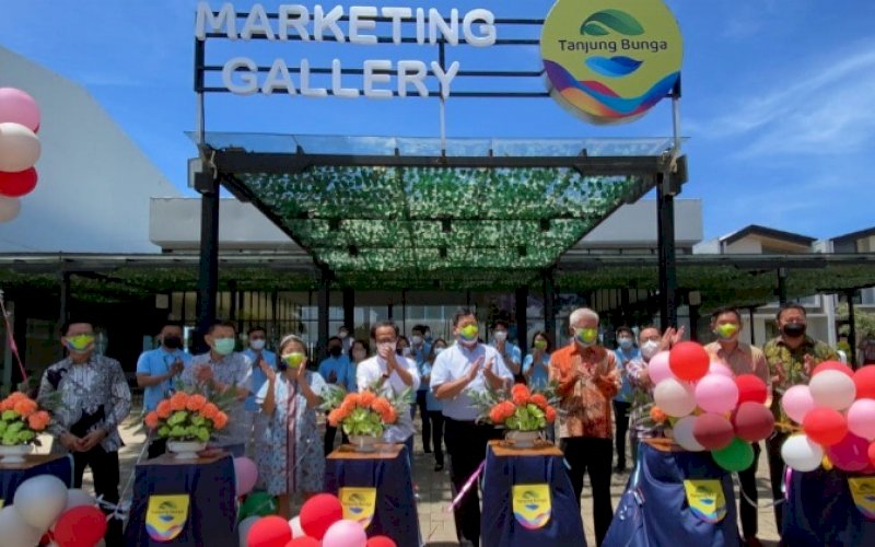 PERESMIAN. PT Gowa Makassar Tourism Development Tbk (GMTD) membuka kantor pemasaran baru di Show Unit Rolling Hills, Jl Metro Tanjung Bunga, Kota Makassar, Senin (22/11/2021). foto: istimewa 