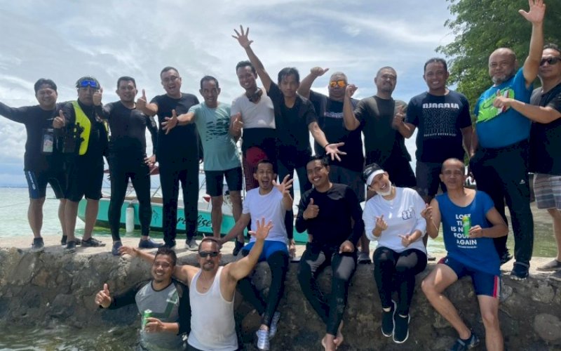 SILATURAHMI. Tim Liaison Officer (LO) Andi Troy Martino (ATM) menggelar reuni di Pantai Samalona Makassar, Rabu (17/18/2021). foto: istimewa