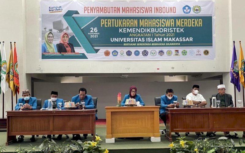 SAMBUTAN. Keluarga besar civitas akademika UIM menyambut secara resmi kedatangan mahasiswa inbound dari berbagai provinsi di Auditorium KH Muhyiddin Zain UIM, Jl Perintis Kemerdekaan, Kota Makassar, Jumat (26/11/2021). foto: istimewa