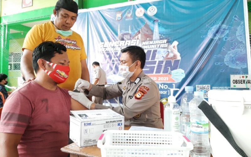 VAKSINASI. Pelaksanaan vaksinasi Covid-19 di Lapangan Sport Hall MAN 2 Kota Makassar, Jumat (22/10/2021) lalu. foto: pluz.id